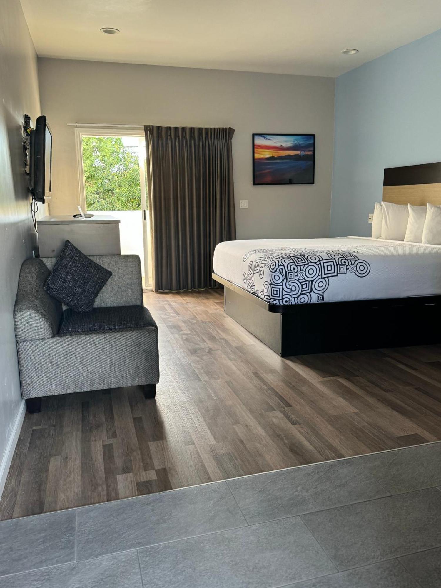 Moonlite 2* Redondo Beach